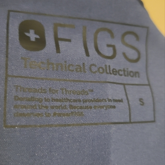 FIGS Tech Collection | Women's Blue V-neck Three Pocket Scrubs Top (Size Small) - Picture 2 of 12